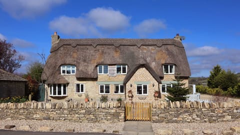 Front View, The Thatch House, Bolthole Retreats