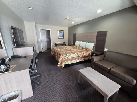 Standard Room, 1 King Bed | Desk, iron/ironing board, free WiFi, bed sheets