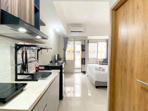 Studio | Private kitchen | Fridge, stovetop, cookware/dishes/utensils