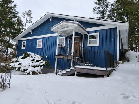 Cozy lake view cottage