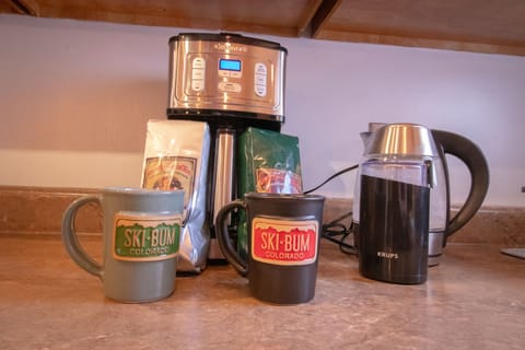 Cozy Lodge located in the heart of CB south. Near restaurants and bus House in Colorado