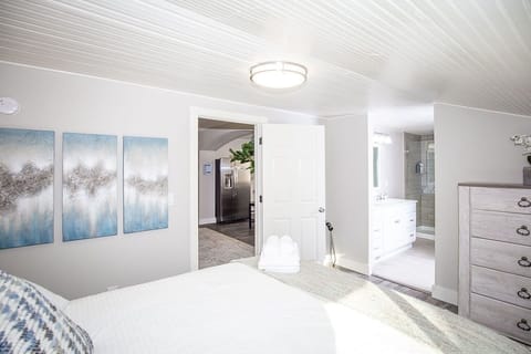 Apartment, Multiple Beds, Kitchen, Garden View (1536 10th Ave - Upper) | 3 bedrooms, free WiFi
