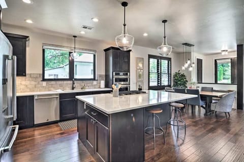 House, Multiple Beds, Patio, Garden View (327 N. Loomis Ave*) | Private kitchen | Fridge, microwave, oven, stovetop