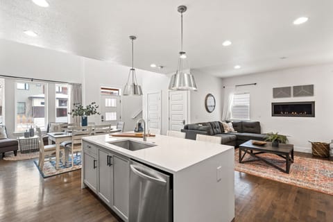 House, Multiple Beds, Patio, Garden View (350 Pascal St.) | Private kitchen | Fridge, microwave, oven, stovetop
