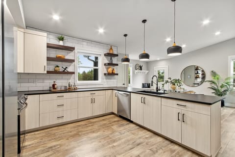 Apartment, Multiple Beds, Patio, Garden View (317 Stover St. Unit C) | Private kitchen | Fridge, microwave, oven, stovetop