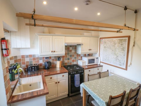 Cottage | Private kitchen | Fridge, electric kettle, toaster, cookware/dishes/utensils