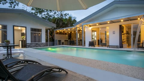Great 4 bedroom and 3 full bathroom villa just 2 blocks from downtown
