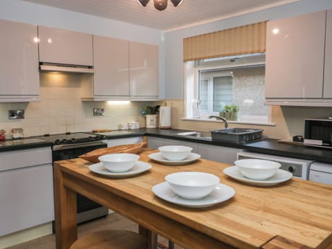 Cottage | Private kitchen | Fridge, dishwasher, electric kettle, toaster