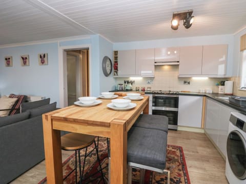 Cottage | Private kitchen | Fridge, dishwasher, electric kettle, toaster