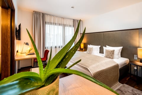 Hypo-allergenic bedding, in-room safe, desk, blackout drapes