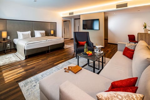 Hypo-allergenic bedding, in-room safe, desk, blackout drapes