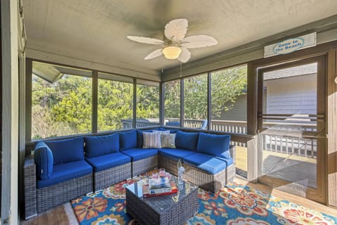 Kiawah Cottage with an incredible screened porch and lagoon views!