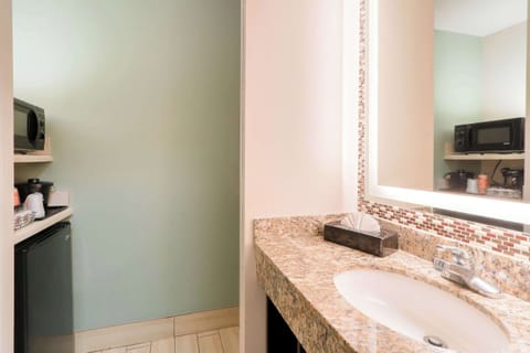 Premium bedding, iron/ironing board, free WiFi, bed sheets