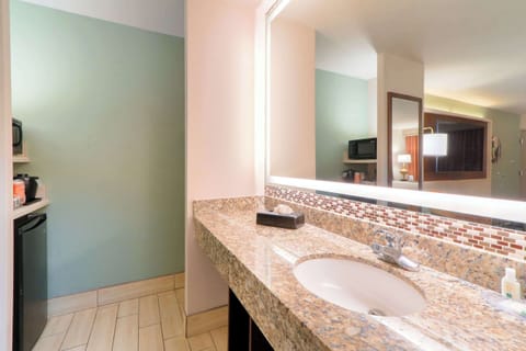 Suite, 1 King Bed, Non Smoking, Jetted Tub | Premium bedding, iron/ironing board, free WiFi, bed sheets