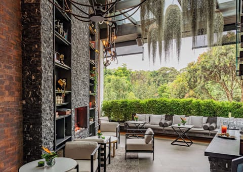 3 bars/lounges