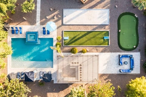 With a spacious, stunning outdoor living area, you’re definitely going to love this place!