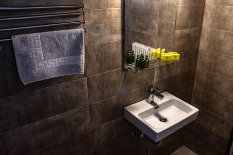 Basic Quadruple Room | Bathroom | Free toiletries, towels