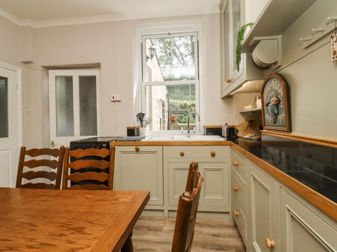 Cottage | Private kitchen | Dishwasher, cookware/dishes/utensils