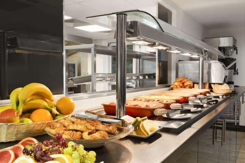 Daily buffet breakfast (GBP 11 per person)