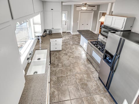 Spacious prep area will have it ready in no time!