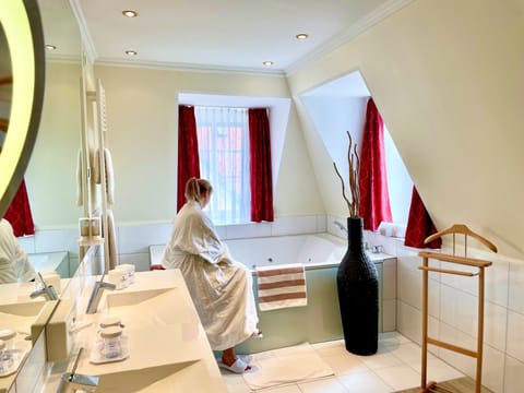 Suite "Schloßblick" | Bathroom | Free toiletries, hair dryer, towels, soap
