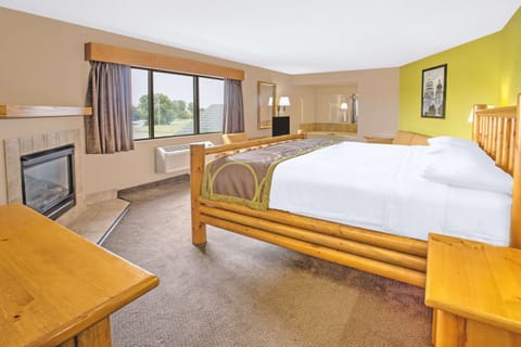 Grand Room, 1 King Bed | Premium bedding, desk, blackout drapes, iron/ironing board