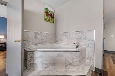 Suite, 1 King Bed with Sofa bed, Non Smoking, Refrigerator & Microwave (with Sofabed) | Premium bedding, pillowtop beds, in-room safe, desk