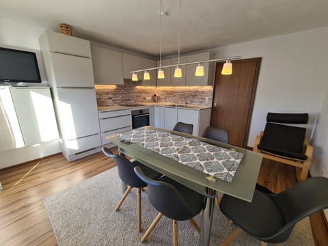 Küche mit großem Esstisch