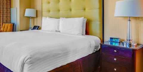 Luxury & Comfort 🌟 - Wake up to stunning Strip views in this King suite!