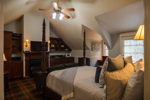 Room, Private Bathroom (GABRIEL - #314) | Individually decorated, iron/ironing board, free WiFi, bed sheets