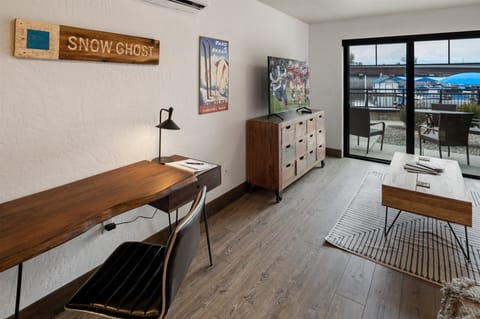 Living room with a nice work desk space