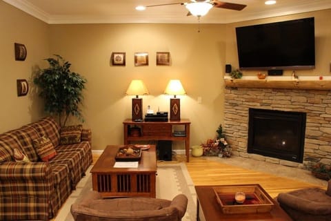 Living Room, Furniture, Indoors, Table, Screen