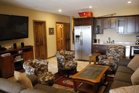 Living Room, Furniture, Indoors, Building, Screen