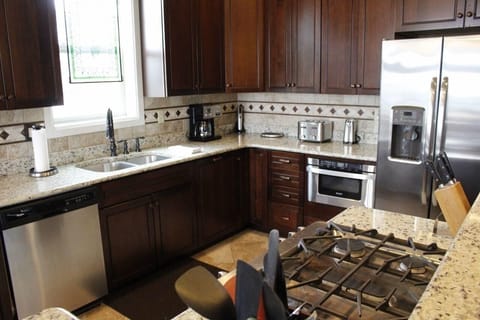 Kitchen, Indoors, Refrigerator, Sink, Sink Faucet