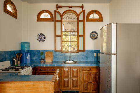 Standard Triple Room | Private kitchen | Mini-fridge, stovetop, coffee/tea maker, cookware/dishes/utensils