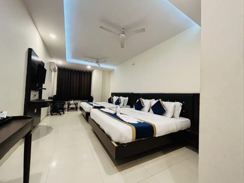Family Room | Soundproofing, rollaway beds, free WiFi, bed sheets
