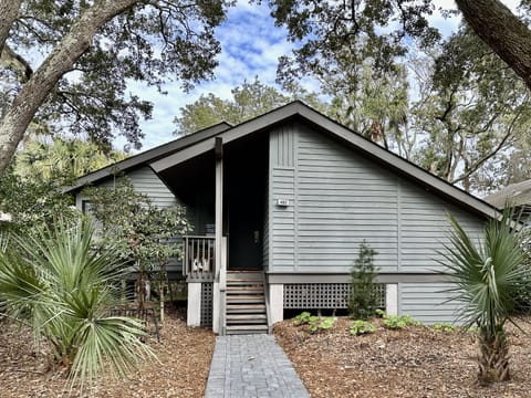 Lovely 2 bedroom Oceanwoods Cottage that is just a block from the beach.