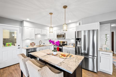 Indulge in this contemporary and elegant kitchen, equipped w/cooking essentials.