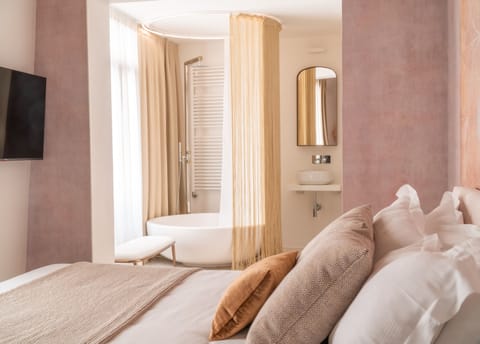 Deluxe Room (Mimosa) | Premium bedding, down comforters, memory foam beds, minibar