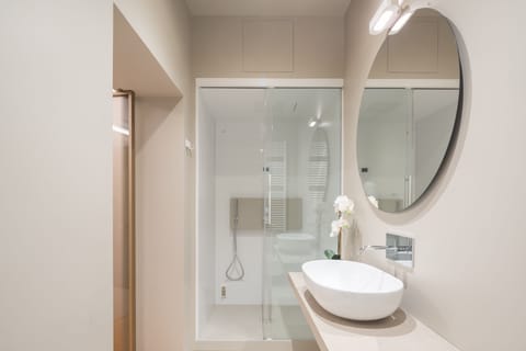Suite (Rose vista Campiello) | Bathroom | Hair dryer, bathrobes, slippers, bidet
