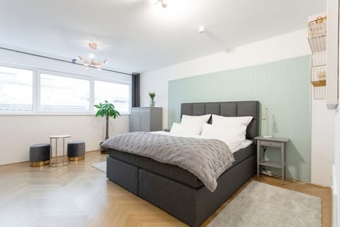 Helles Appartement mit Fensterfront. Modernes und großers 180x200 BOXSPRINGBETT + Echtholzparkett + Fußbodenheizung.-View of the bright apartment with a window front. Great 180x200 BOX SPRING BED + Real wood parquet + underfloor heating.