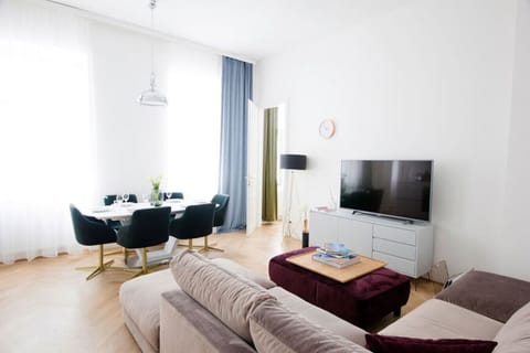 Fühl Dich wie Zuhause in dem stylischen Wiener Apartment mit modernen Möbel.