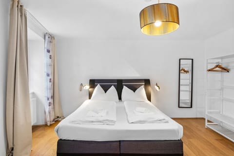 Blick von der Tür in das Schlafzimmer 1 mit Stauraum für Klamotten während des Aufenthalts