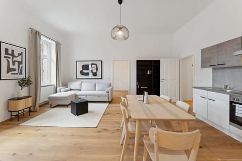 Der großer heller Wohnbereich ist das Herz des Apartments