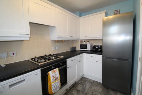 Room | Private kitchen | Full-size fridge, microwave, oven, cookware/dishes/utensils