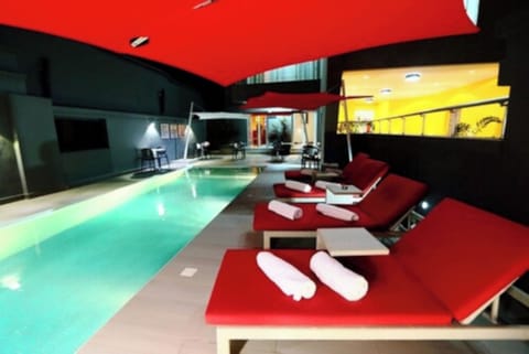 6 outdoor pools