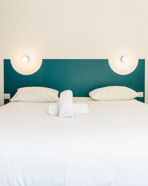 Soundproofing, free WiFi, bed sheets