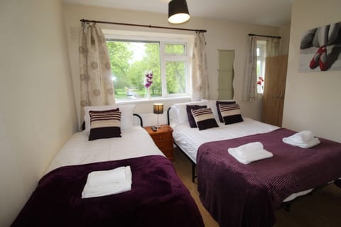 House | 5 bedrooms, blackout drapes, iron/ironing board, free WiFi