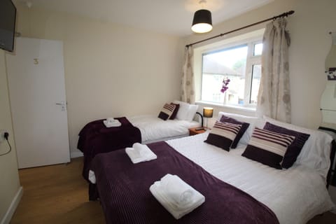 House | 5 bedrooms, blackout drapes, iron/ironing board, free WiFi