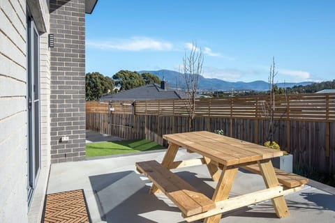 Views of Mount Wellington  What guests have said. December 2022 茜 Really nice house with great sunset view and convinience to get to every places